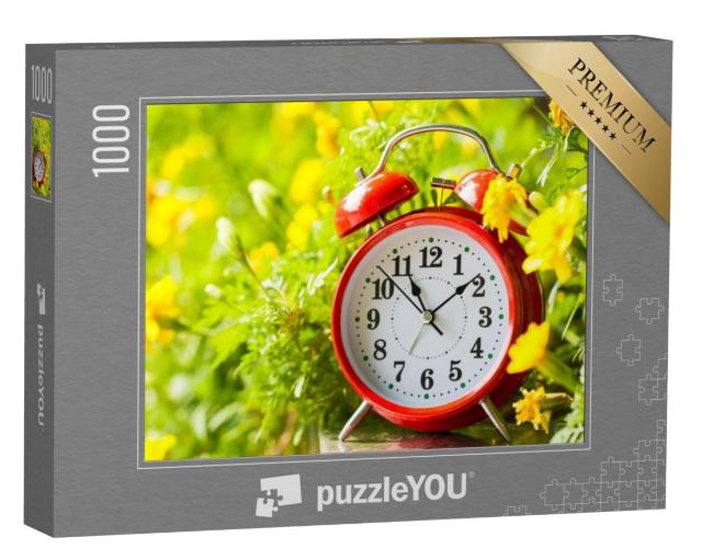 Puzzel 1000 stukjes „Vintage rode wekker in een tuin met gele bloemen“