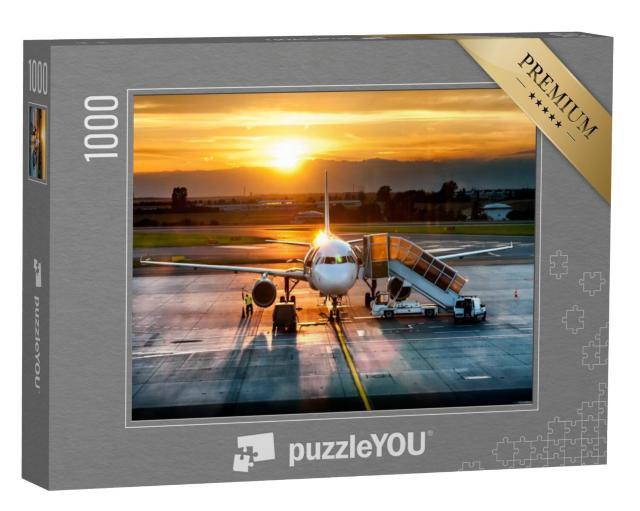 Puzzel 1000 stukjes „Passagiersvliegtuig op de startbaan bij zonsondergang“