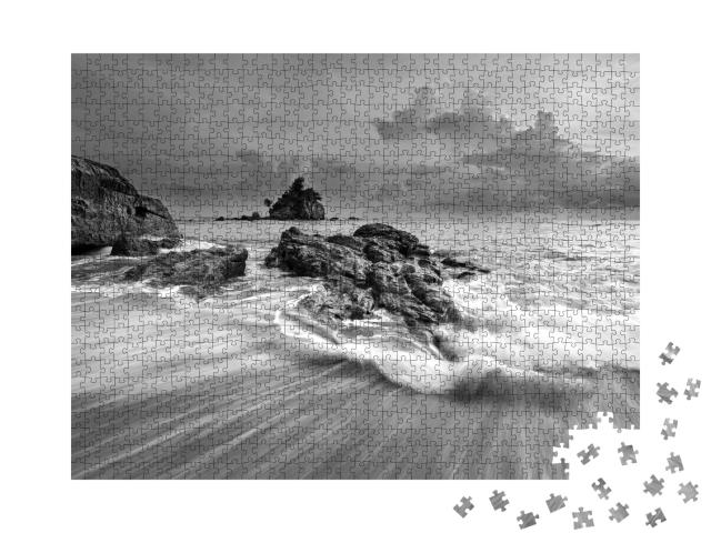 Puzzle 1000 Teile „Bewegungen des Meeres am Strand, schwarz-weiß“