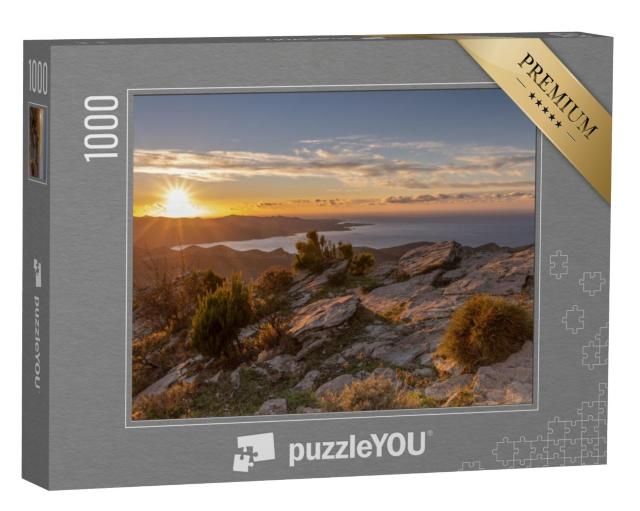 Puzzel 1000 stukjes „Herfstvegetatie in de bergen van Corsica met de zee op de achtergrond“