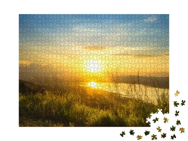 Puzzle 1000 Teile „Ruhiger Sonnenaufgang über einem See und grünen Hügeln“