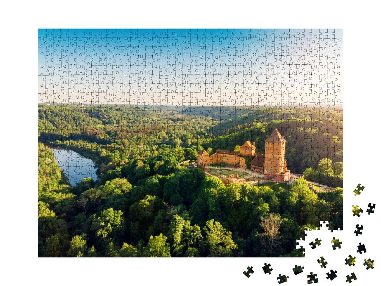 Puzzle 1000 Teile „Blick aus der Luft auf die Burg Turaida und den Fluss Gauja, Lettland“