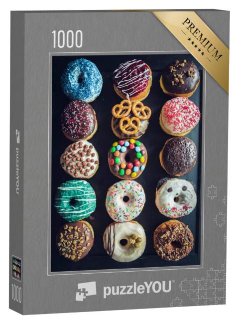 Puzzel 1000 stukjes „Zoete geglazuurde donuts worden op tafel geserveerd“