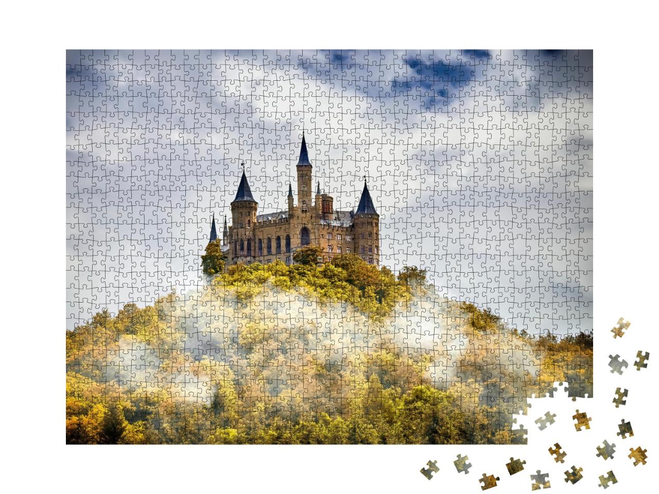 Puzzle 1000 Teile „Burg auf einem Berg im Nebel unter Wolken, Hohenzollern, Deutschland“