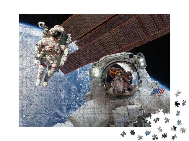 Puzzle 1000 Teile „Internationale Raumstation und Astronauten im Weltraum über dem Planeten Erde“