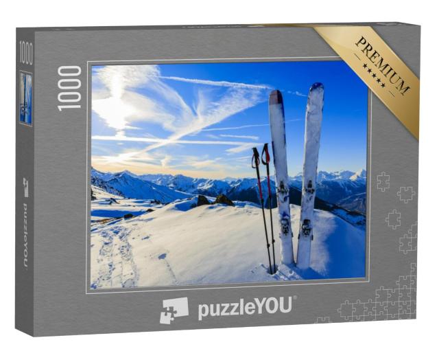 Puzzel 1000 stukjes „Klaar voor de afdaling: ski's in de sneeuw“