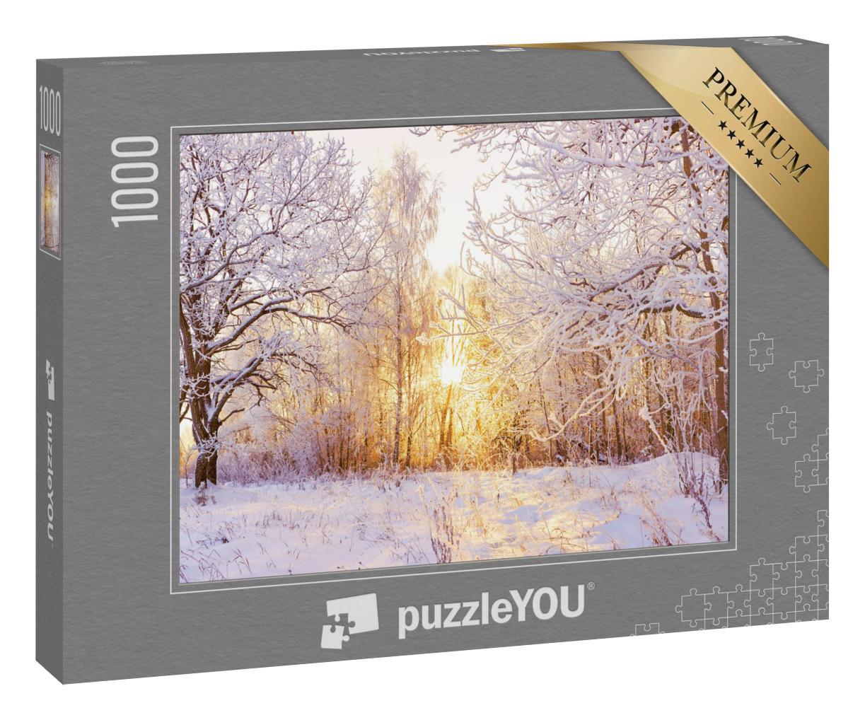 Puzzle 1000 Teile „Schöne verschneite Winterlandschaft im Wald bei untergehender Sonne“