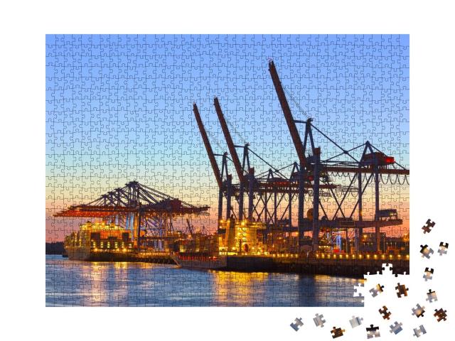 Puzzle 1000 Teile „Containerschiff an einem Terminal in der Abenddämmerung“