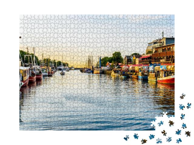 Puzzle 1000 Teile „Kanal mit Schiffen und Ostsee in Warnemünde, Rostock, Deutschland“