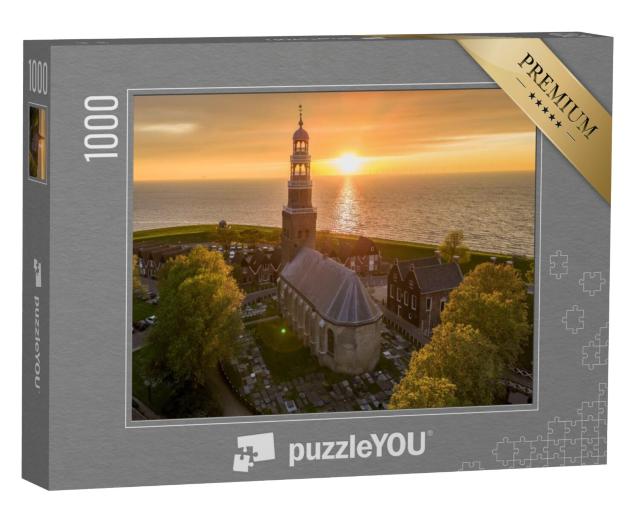 Puzzel 1000 stukjes „Luchtfoto van de historische stad Hindeloopen bij spectaculaire zonsondergang“