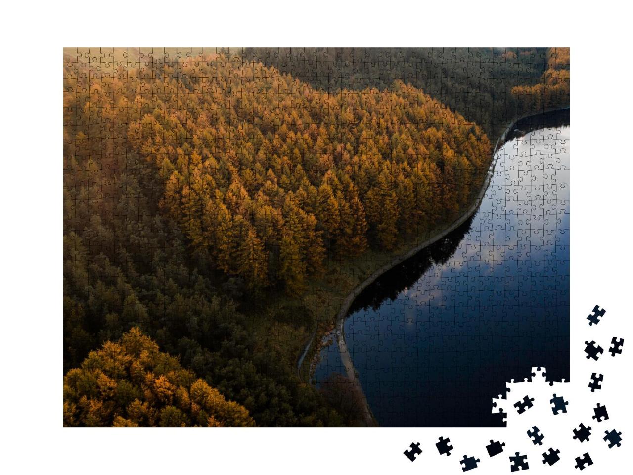 Puzzle 1000 Teile „Ufer eines Sees im Herbstwald“