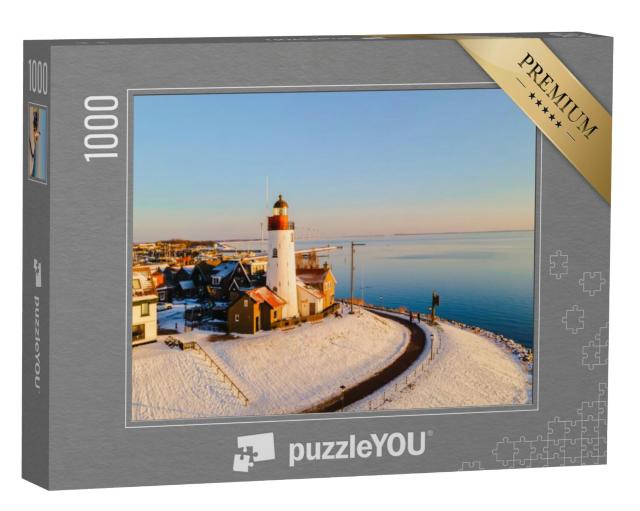 Puzzel 1000 stukjes „Besneeuwde vuurtoren van Urk bij winterzonsondergang“