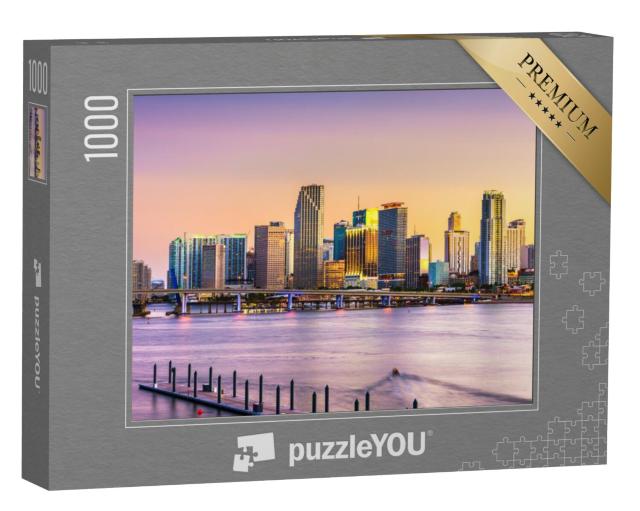 Puzzel 1000 stukjes „De skyline van Miami bij Bisayne Bay in de schemering, Florida“