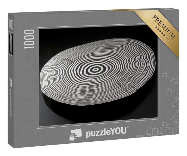 Puzzle 1000 Teile „Holzstück mit schwarz und weiß bemalten Jahresringen“