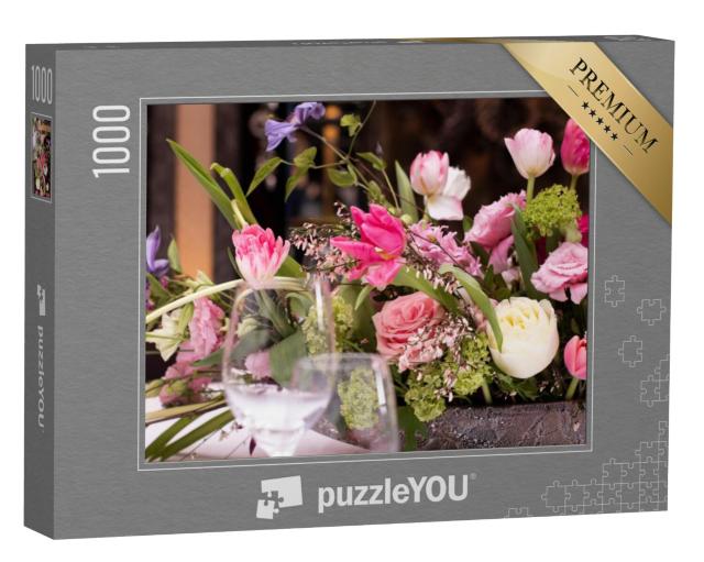 Puzzel 1000 stukjes „Schikking van roze bloemen met bladeren op tafel“