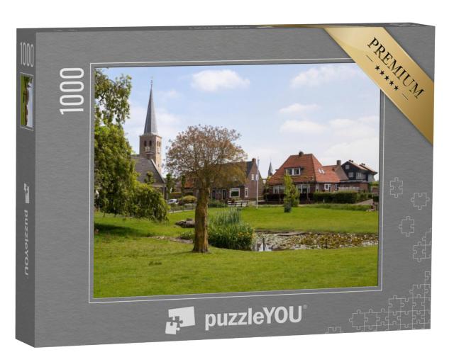 Puzzel 1000 stukjes „Dorpsgezicht met de torenspits van de Sint-Martinuskerk in het dorp Hallum“