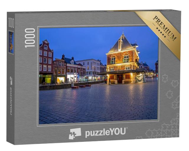 Puzzel 1000 stukjes „Stadsgezichten van Leeuwarden met het Waaggebouw bij zonsondergang“