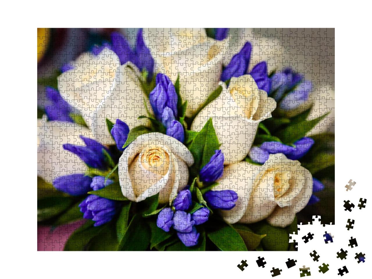 Puzzle 1000 Teile „Hochzeitsstrauß aus weißen Rosen und blauen Hyazinthenblüten“