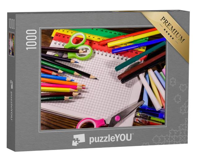 Puzzel 1000 stukjes „Schoolspullen op een donkere houten tafel“