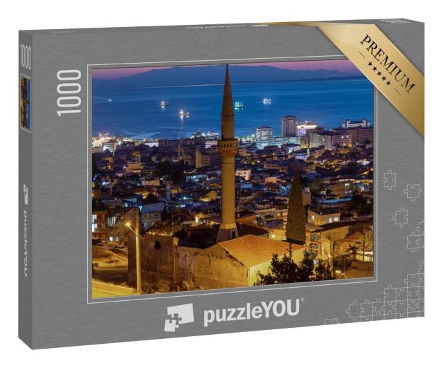 Puzzle 100 Teile „Küste von Izmir bei Nacht mit historischen Gebäuden“