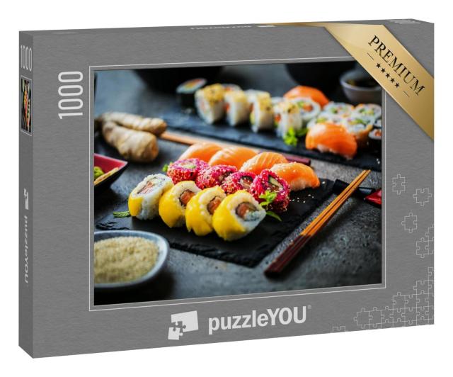 Puzzle 1000 Teile „Nahaufnahme von köstlichem Sushi auf Schiefertafeln“