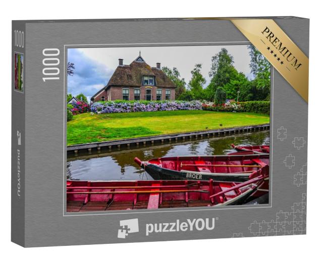 Puzzel 1000 stukjes „Giethoorn, Nederland Rode boten in de gracht voor een typisch Nederlands landhuis“