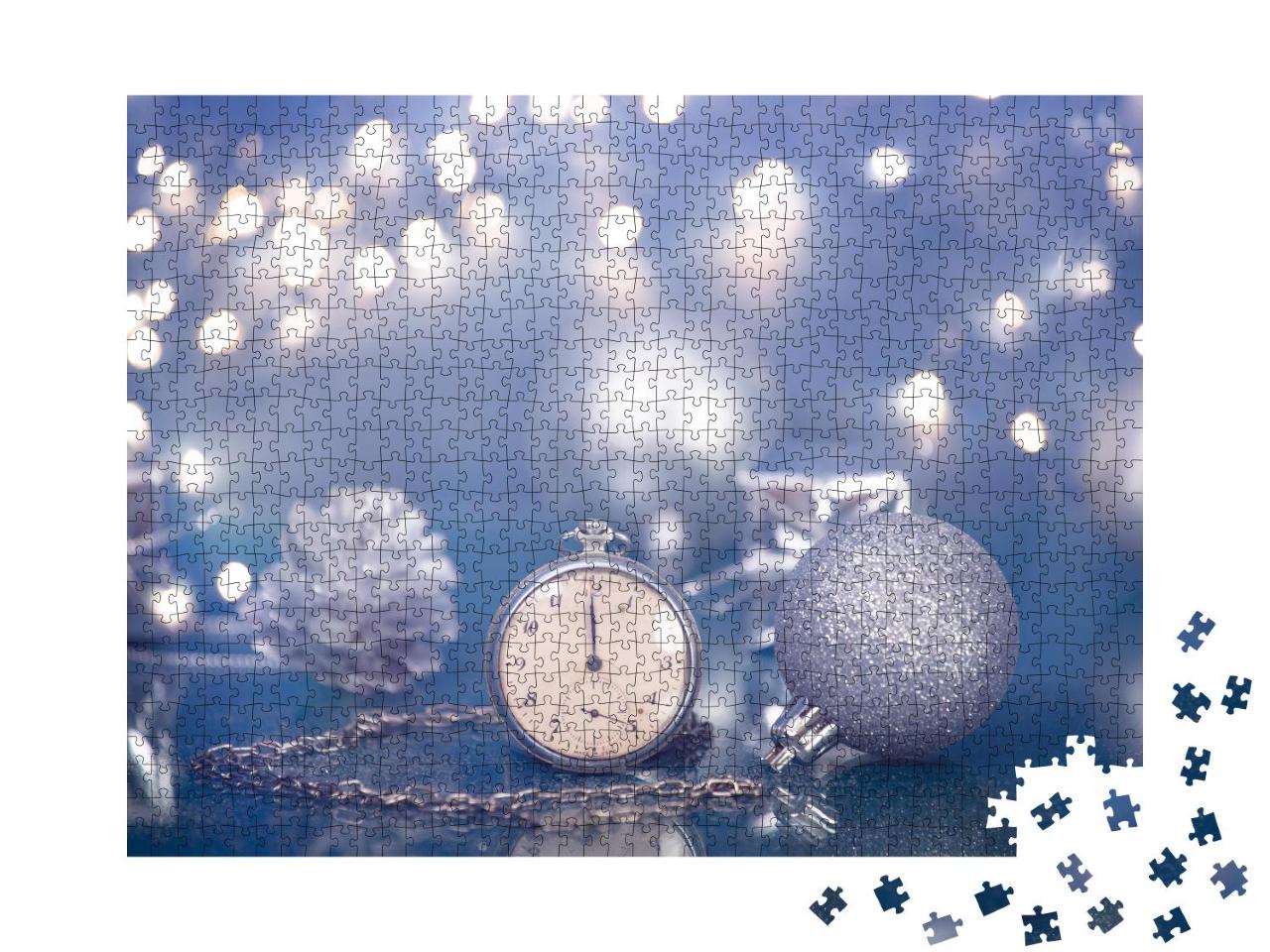 Puzzle 1000 Teile „Silberne Taschenuhr kurz vor Mitternacht und funkelnde Weihnachtsdekoration“