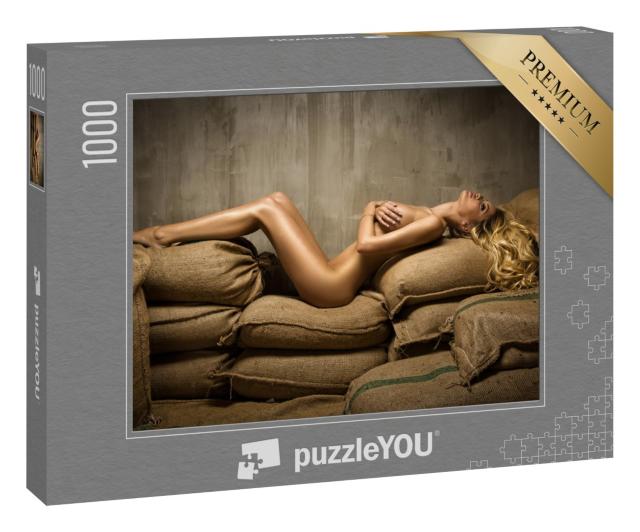Puzzle 1000 Teile „Sexy nackte Frau auf groben Jutesäcken“