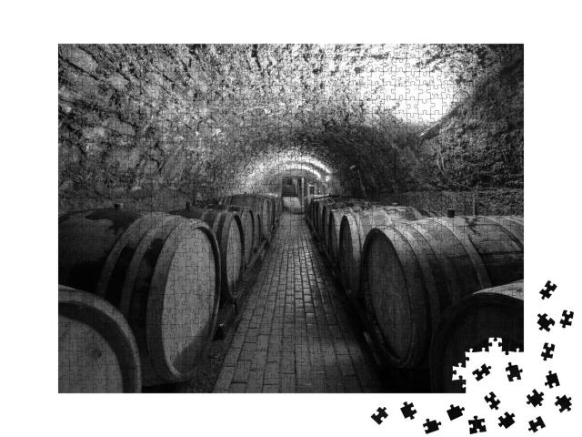 Puzzle 1000 Teile „Schwarzweiß-Aufnahme: Weinfässer in einem Weinkeller, Lagerung“