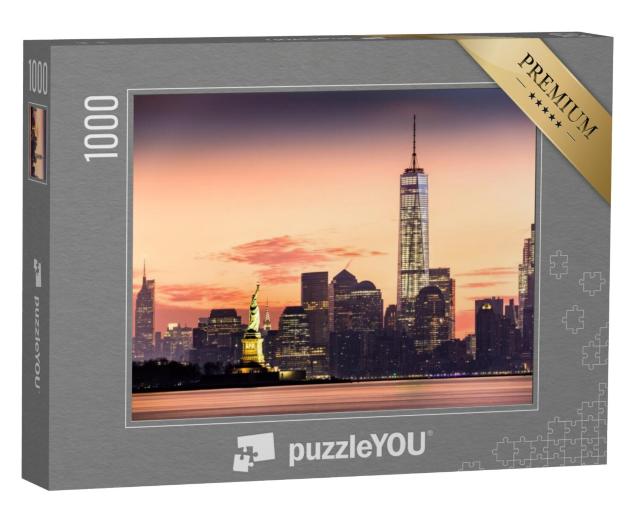 Puzzel 1000 stukjes „Lower Manhattan met verlicht Vrijheidsbeeld bij zonsopgang“