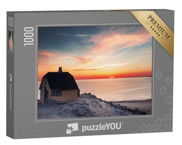 Puzzel 1000 stukjes „Zonsondergang in Noord-Jutland: geel Deens huis met uitzicht op zee“