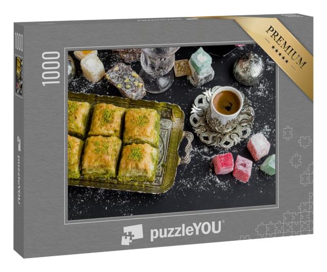 Puzzle 1000 Teile „Baklava mit Pistazien, ein traditionelles türkisches Gebäck mit Kaffee“