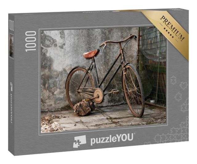 Puzzle 1000 Teile „Altes rostiges Fahrrad mit braunem Ledersattel vor einer Mauer“
