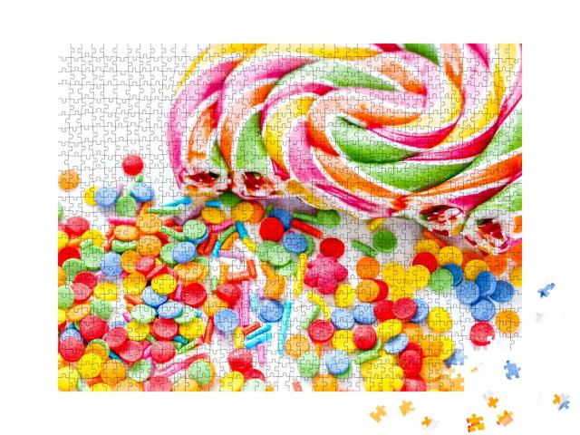 Puzzle 1000 Teile „Köstlicher Lutscher und Zuckerdekor auf weißem Hintergrund“