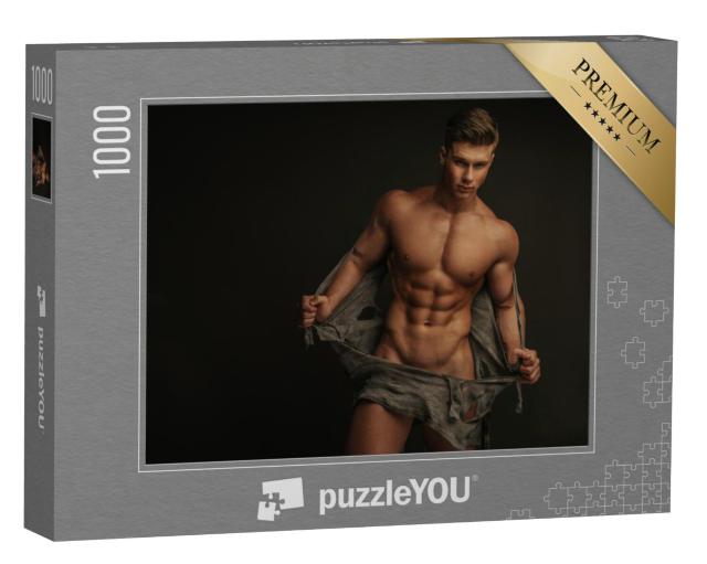 Puzzel 1000 stukjes „Sexy: gespierde naakte man scheurt zijn shirt open“