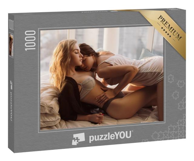 Puzzle 1000 Teile „Sexy: Zwei junge Frauen beim Spiel im Bett“