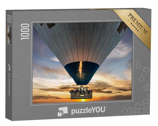 Puzzel 1000 stukjes „Close-up: luchtballon met passagiersmand in de lucht“