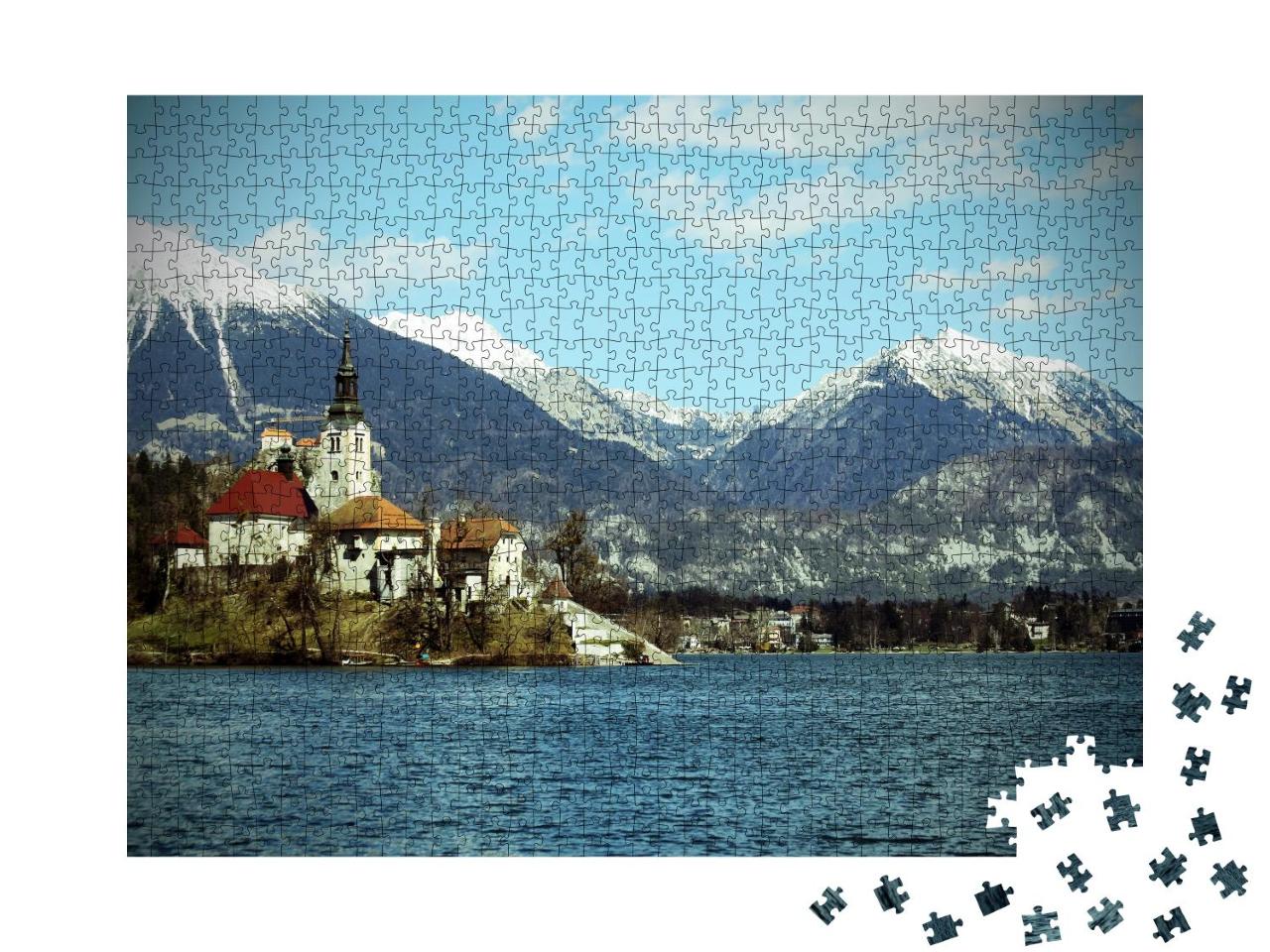 Puzzle 1000 Teile „Kirche auf der Insel Bled vor schneebedeckten Bergen, Slowenien“