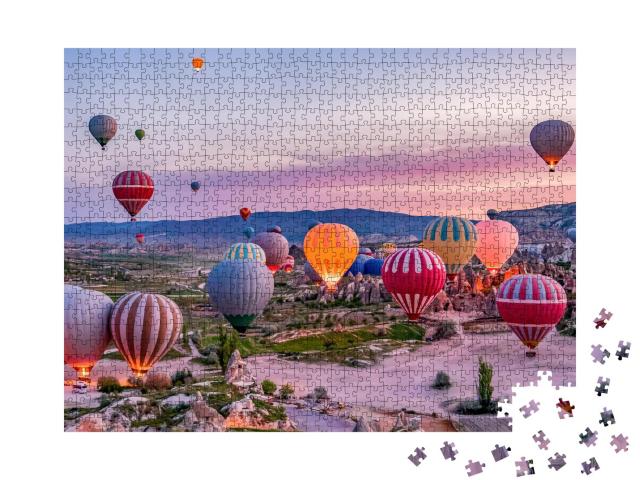 Puzzle 1000 Teile „Bunte Heißluftballons vor dem Start im Goreme-Nationalpark, Kappadokien, Türkei“