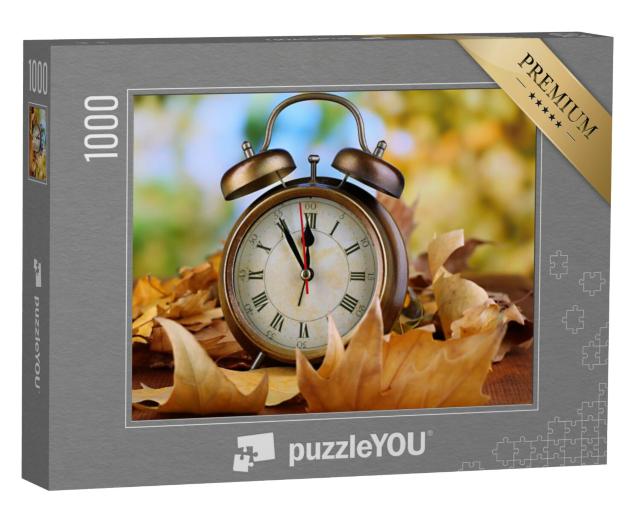 Puzzel 1000 stukjes „Oude klok op bladeren in de herfst“