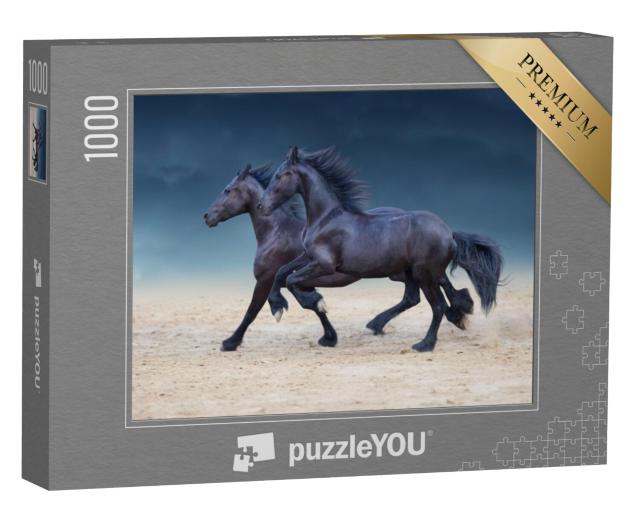 Puzzel 1000 stukjes „Friese paarden galopperen door het woestijnstof“