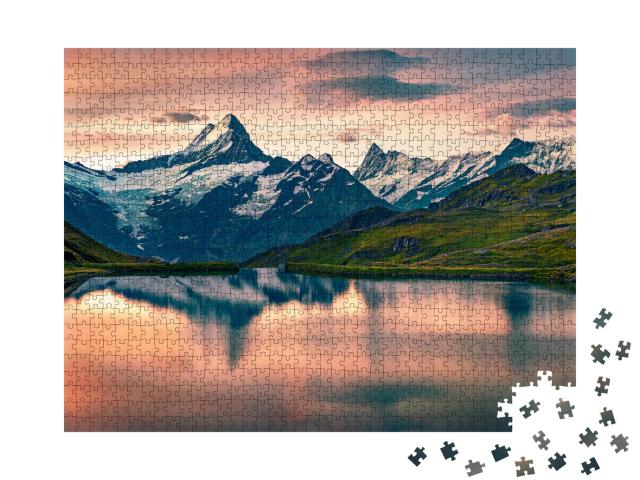 Puzzle 1000 Teile „Sonnenaufgang über dem Schreckhorn und Wetterhorn-Gipfel, Schweiz“