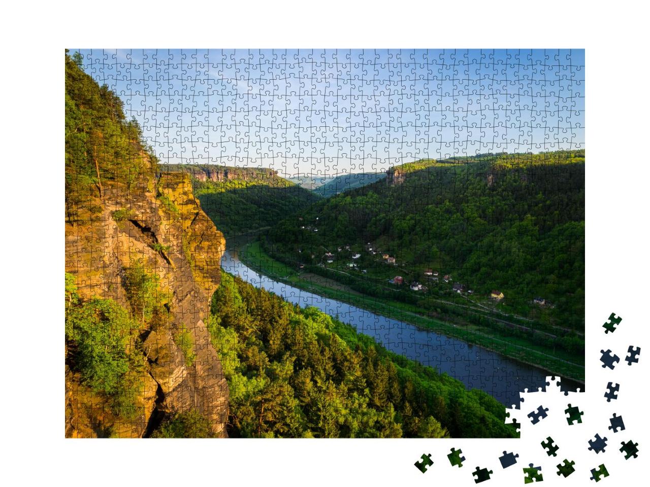 Puzzle 1000 Teile „Sandsteinfelsen und Wälder in der Abendsonn, Elbe“