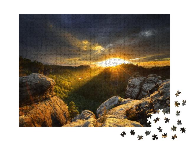 Puzzle 1000 Teile „Sonnenuntergang: Nationalpark Sächsische Schweiz mit Felsen und Bäumen“