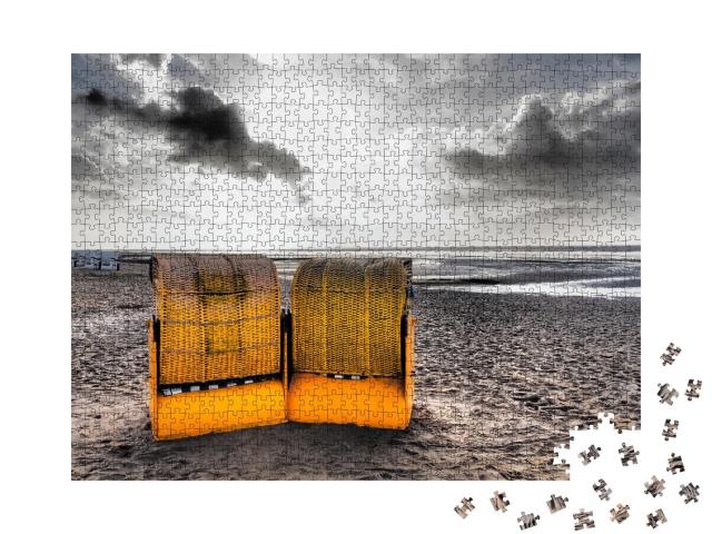 Puzzle 1000 Teile „Alte bunte Strandkörbe am Meer, Wolken“