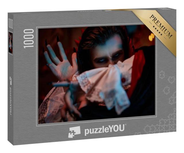 Puzzle 1000 Teile „Porträt eines heimtückischen Vampirs mit eisblauen Augen, unscharfer Vordergrund“