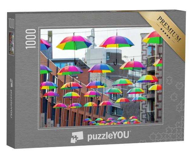 Puzzel 1000 stukjes „Stadsstraat met regenboogkleurige paraplu's aan een lijn in Nijmegen, Nederland“