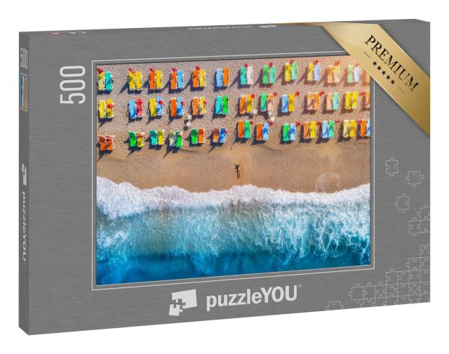 Puzzle 500 Teile „Frau am Strand mit bunten Liegestühlen, Türkei“
