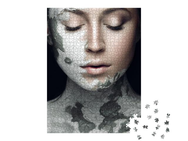 Puzzle 1000 Teile „Ästhetische Fotografie: Frau mit mineralischer Maske, schwarz-weiß“