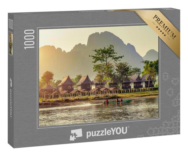 Puzzle 1000 Teile „Malerische Dorfbungalows entlang des Nam Song Flusses in Vang Vieng, Laos“